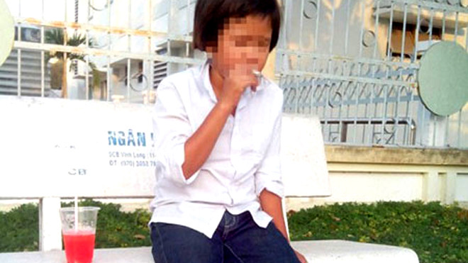 Bé Th. bị nghiện thuốc lá sau khi xảy ra vụ việc