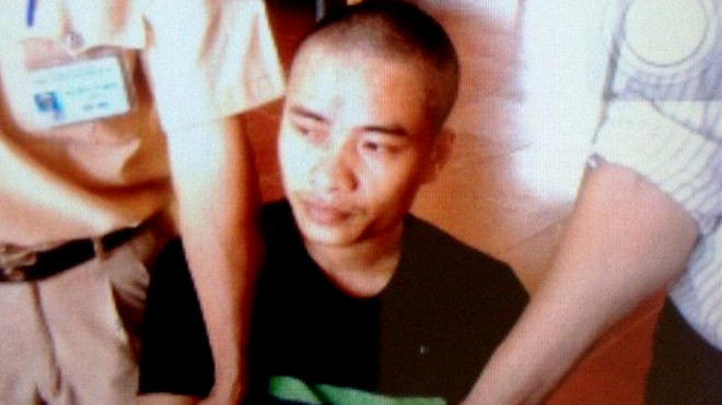 Gặp mặt vợ lần cuối trước khi chuyển về khu giam giữ, hung thủ Nguyễn Văn Hải ôm vợ rất lâu, khóc rất nhiều và dặn nuôi dạy các con nên người