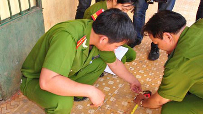  Lực lượng công an khám nghiệm hiện trường