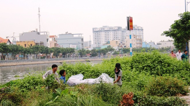 Thi thể của bà Xuân được lực lượng chức năng vớt lên vào sáng 30/5