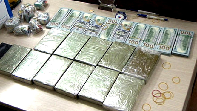 11 bánh heroin và gần 100.000 USD. Ảnh: C.A