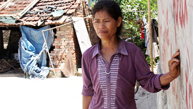 Vài ngày nay bà Lạng bỏ ăn, cứ tha thẩn như người mất hồn. Ảnh: Lê Hoàng