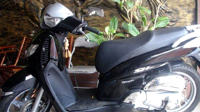 Liều lĩnh phá khóa, trộm xe SH trước mắt chủ nhà