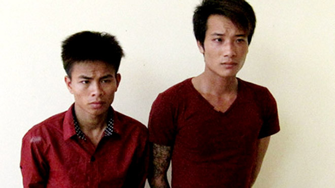 Tuấn (trái) và Quốc tại cơ quan công an