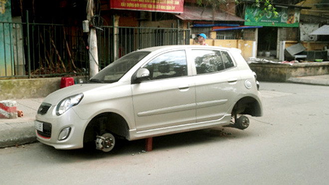 Chiếc ô tô được kê gạch dưới gầm, "vặt" hết 4 bánh