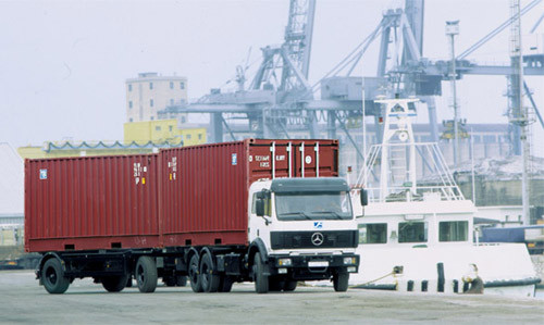 Thay vì vận tải bằng đường bộ nhiều doanh nghiệp đã chuyển sang đường sắt hoặc thủy để tiết giảm chi phí. Ảnh: San Hiền.