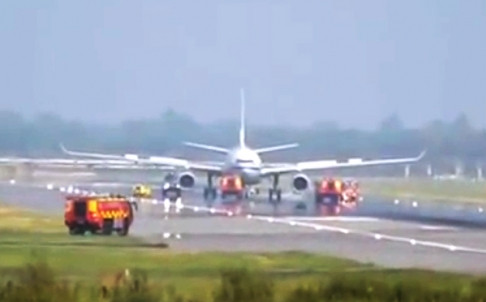 Máy bay của hãng Air China tại sân bay Gatwick, Anh.