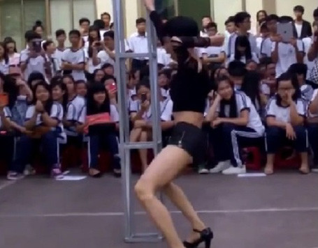 Hình ảnh màn múa cột của cựu học sinh Trường THPT Lê Thị Hồng Gấm (TPHCM) sau lễ khai giảng ngày 5/9/2014.