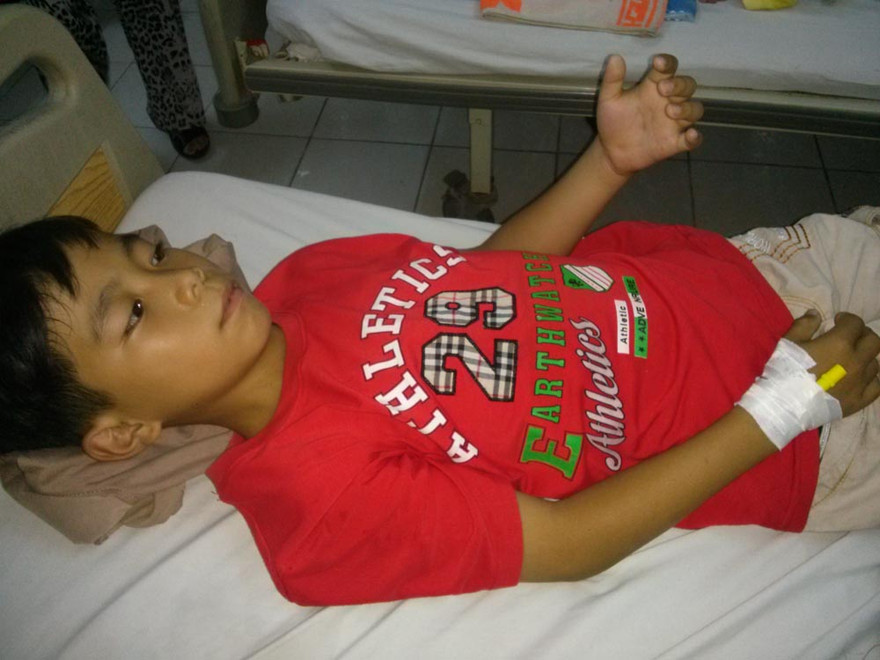 Theo bác sỹ Nghĩa, em Hưng bị rắn cắn ở mu bàn tay trái, nhập viện trong tình trạng sưng nề bàn tay, lan tới khắp cổ tay, chỉ sau 2 giờ tiếp tục lan nhanh qua tới cánh tay do bị rối loạn đông máu nặng. Sau xét nghiệm, bệnh viện đã 2 lần huyết thanh để khá