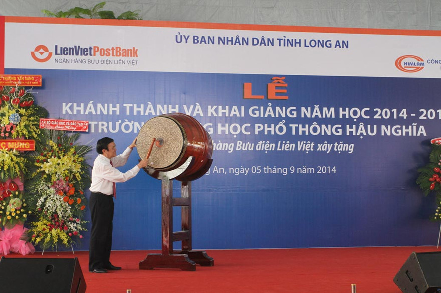 Chủ tịch nước Trương Tấn Sang đánh trống khai giảng năm học mới tại trường THPT Hậu Nghĩa, Long An. Ảnh: Khánh Huyền.