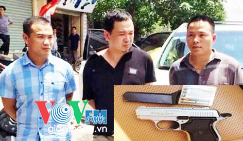 3 đối tượng cùng khẩu súng được tìm thấy trên xe.