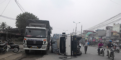 Hiện trường vụ lật xe.