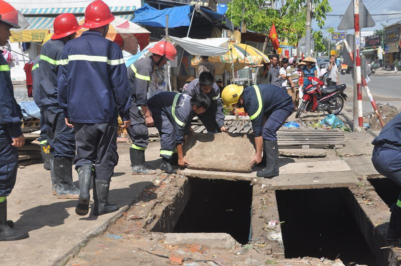 Huy động hàng chục người nhái tìm cháu bé mất tích dưới cống