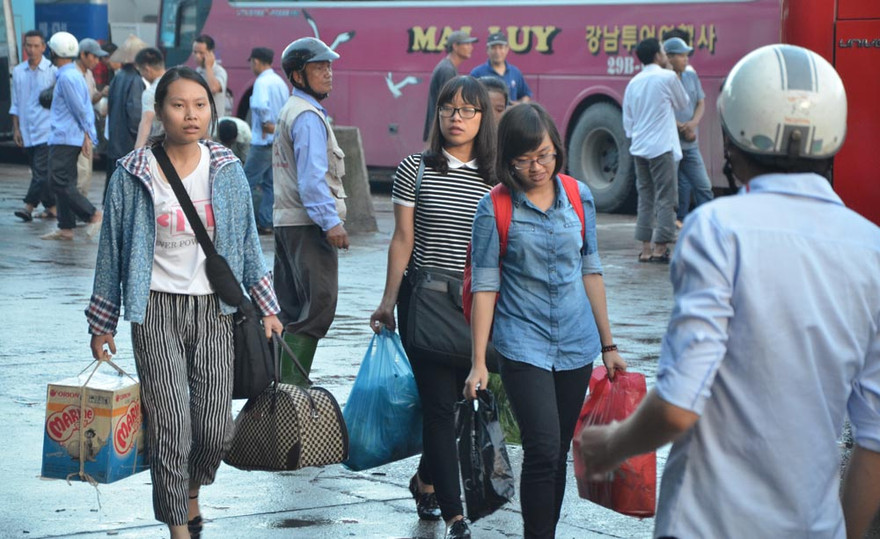 Người dân ùn ùn kéo về Thủ đô sau kỳ nghỉ lễ