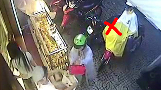 Phá cốp xe, trộm túi xách tại tiệm bánh trung thu