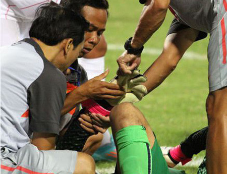 Bác sĩ Đồng Xuân Lâm (ngồi ở bìa trái) trong trận Việt Nam - Australia hôm 5/9.