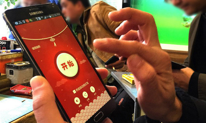 Gửi tiền lì xì online ở Trung Quốc. Ảnh: China Daily.