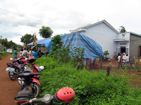 Gia đình tổ chức mai táng cho người xấu số. Ảnh: Dân Trí