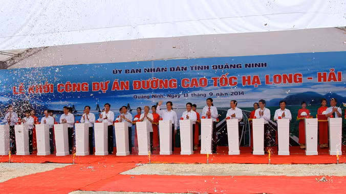 Thủ tướng Nguyễn Tấn Dũng nhấn nút khởi công dự án đường cao tốc Hạ Long-Hải Phòng. ảnh: Đỗ Hoàng
