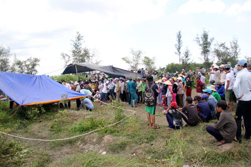 Hiện trường vụ việc nằm ở nghĩa địa, cách nhà nạn nhân chưa đầy 1 km. Ảnh: VnExpress