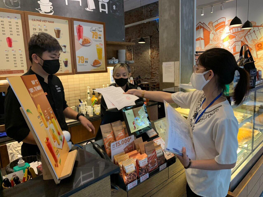 Cán bộ phường Hàng Bạc (quận Hoàn Kiếm) gửi thông báo yêu cầu đóng cửa cho 1 quán trà sữa trên địa bàn