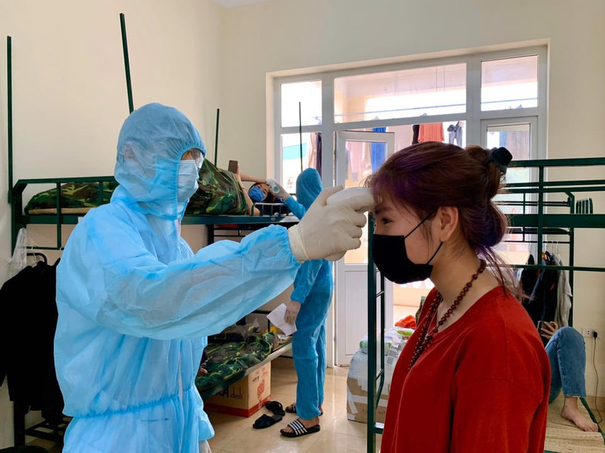 Ngày bận rộn của các bác sĩ sống trong khu cách ly Sơn Tây