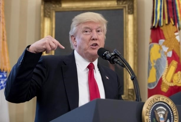 Trump phát biểu sau khi ký 2 sắc lệnh hành pháp mới. Ảnh: AP. 