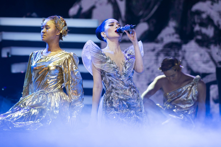 Ca sĩ Lệ Quyên lên đồng cùng mẹ tại liveshow triệu đô