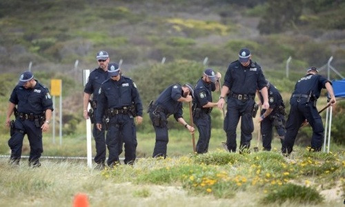 Các nhân viên cảnh sát hôm qua đang tìm kiếm tại hiện trường. Ảnh: AFP.
