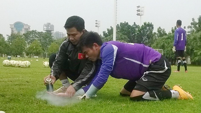 Nguyên Mạnh phải nhận sự chăm sóc khẩn cấp từ bác sĩ vì quá đau đớn.