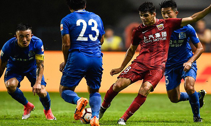 Oscar cố ý sút bóng vào đối thủ.