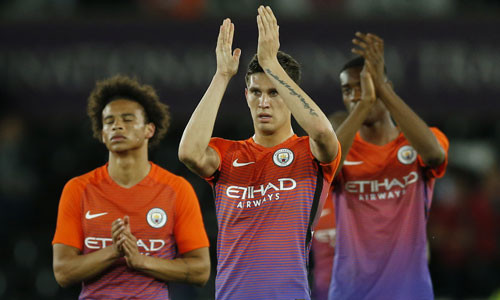 Các cầu thủ Man City chào khán giả sau trận đấu. Ảnh: Reuters.