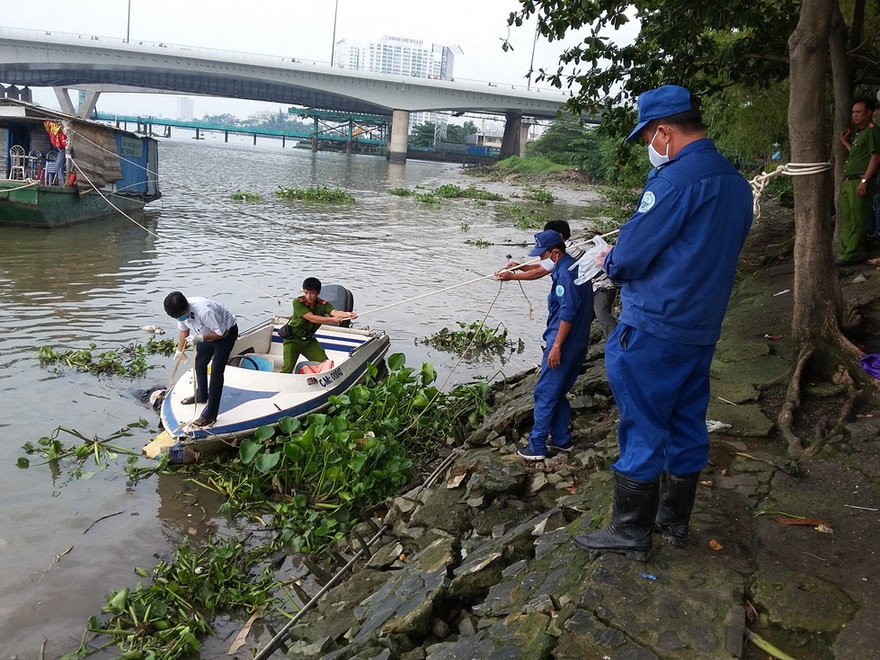 Thi thể nạn nhân được đưa vào bờ.