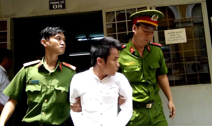 Tòa đã quyết định bắt giam bị cáo Khoa nhằm đảm bảo thi hành án trưa nay.