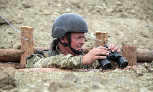 Binh sĩ Ukraine gác tại chốt quân sự ở Popasna, vùng Donetsk. Ảnh: AFP/TTXVN.