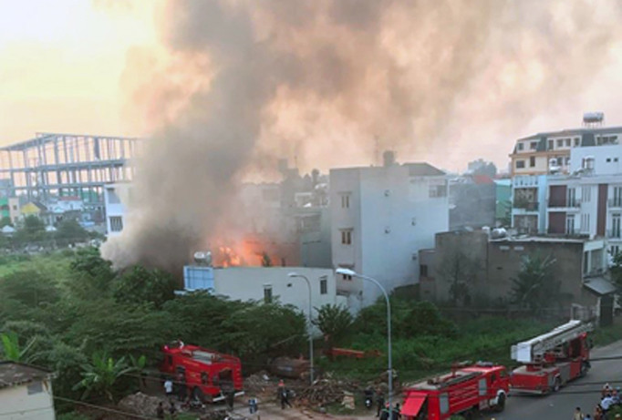 Căn nhà bốc cháy ngùn ngụt. 