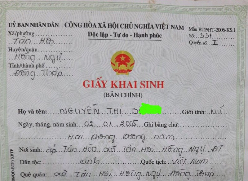 Mẹ bé B. khẳng định các giấy tờ mà chị nộp cho công an đều thống nhất con chị sinh ngày 2/1/2005
