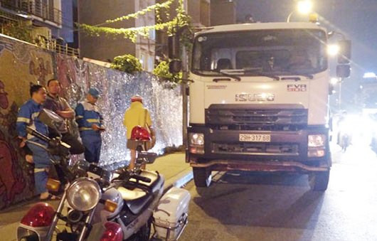 Xe chở rác bị CSGT xử lý vì gây ô nhiễm môi trường.