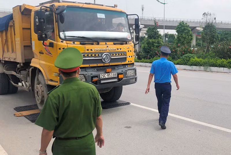 Hàng loạt xe quá tải bị xử lý tại Hà Nội