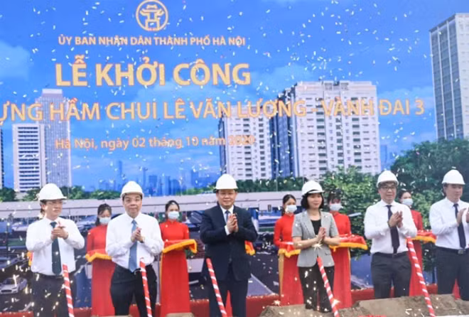 Bí thư Thành ủy Hà Nội Vương Đình Huệ cùng các đại biểu thực hiện nghi thức khởi công dự án (Ảnh: TTXVN) 