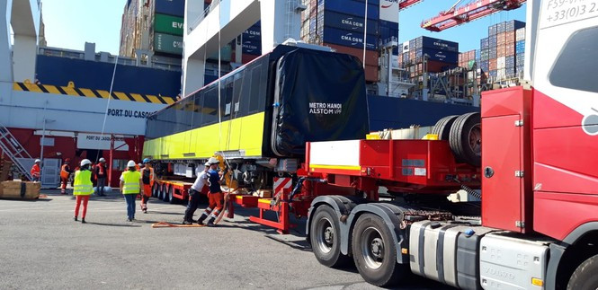 Tàu metro Nhổn - ga Hà Nội được cẩu lên tàu để vận chuyển về Việt Nam.