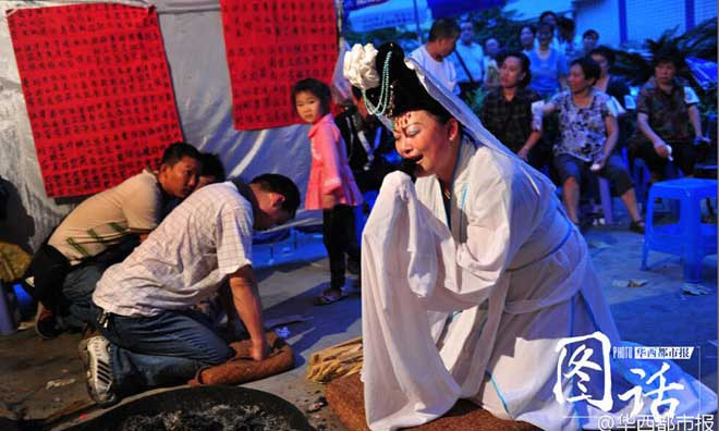 Jin làm nghề khóc thuê từ sau khi người cha qua đời, đến nay đã 19 năm. Ảnh: West China Metropolis Daily.