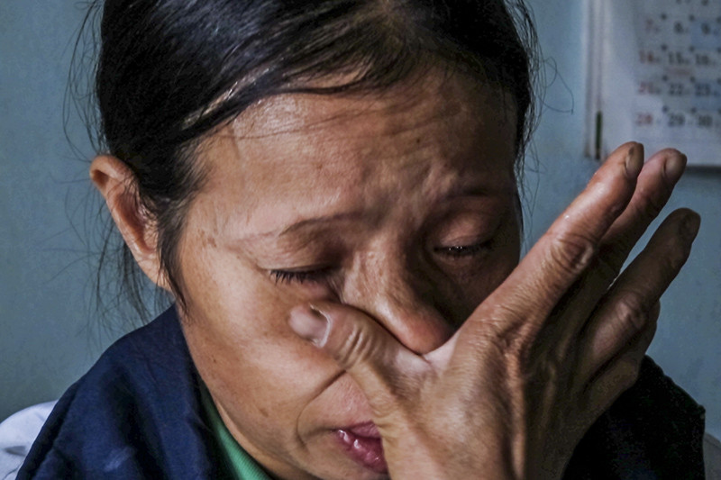 Chị Hằng bật khóc khi kể lại câu chuyện. Ảnh: Thanh Hà