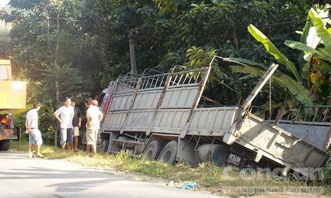 Xe tải gây ra tai nạn lật nghiêng xuống hố.