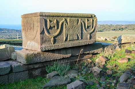 Một chiếc quan tài đá kỳ bí.