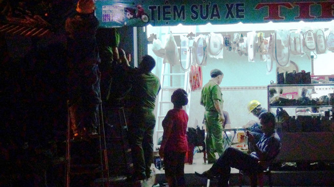 Công an có mặt khám nghiệm hiện trường.