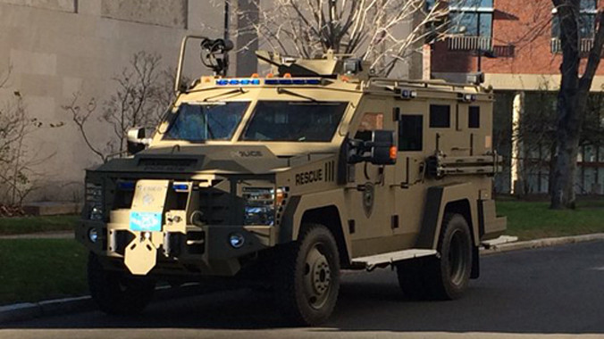 Xe bọc thép của cảnh sát Cambridge tại trường đại học Harvard hôm qua. Ảnh: Twitter.