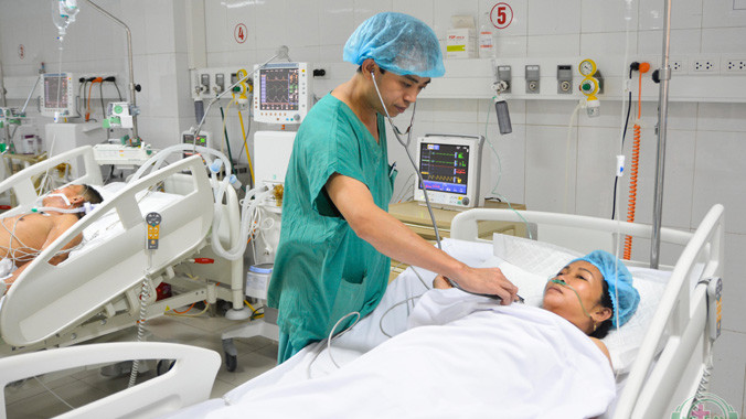 Thạc sỹ Trần Minh Long, trưởng khoa Hồi sức Ngoại khoa thăm khám hậu phẫu sản phụ Hương.