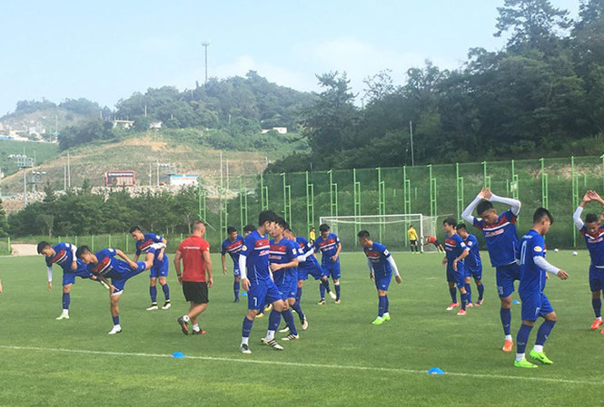 HLV Hữu Thắng cấm tuyển thủ U22 Việt Nam ăn mì gói