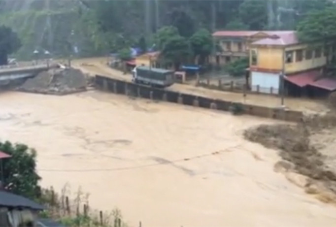 2 người chết, 13 người mất tích do lũ ống ở Yên Bái